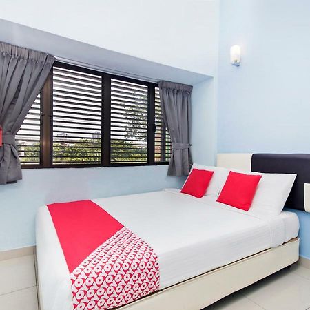 Oyo 220 Hotel Sri Maluri Куала Лумпур Екстериор снимка