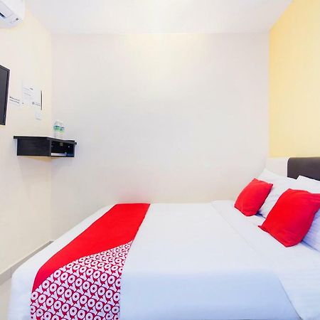 Oyo 220 Hotel Sri Maluri Куала Лумпур Екстериор снимка