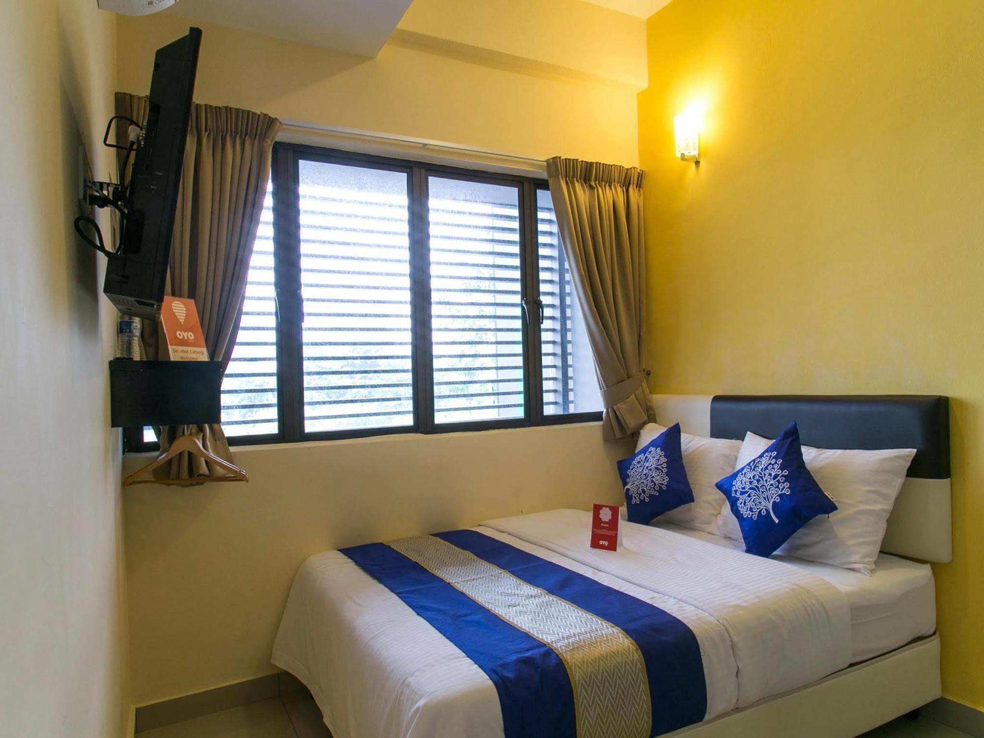 Oyo 220 Hotel Sri Maluri Куала Лумпур Екстериор снимка