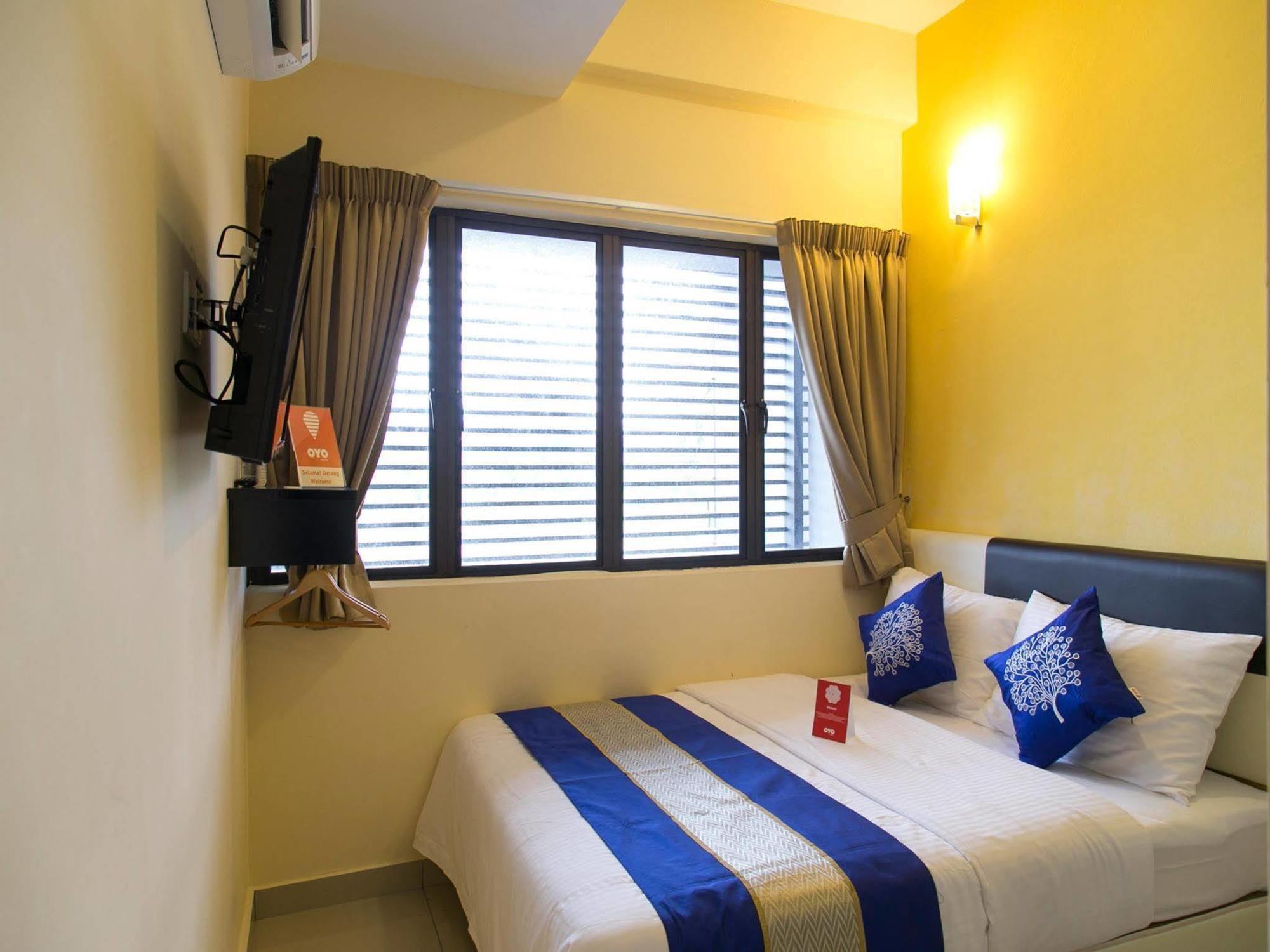 Oyo 220 Hotel Sri Maluri Куала Лумпур Екстериор снимка