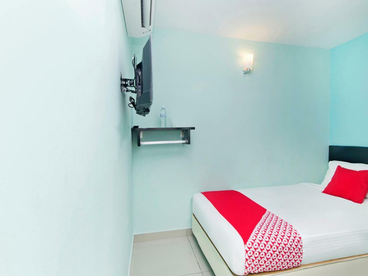Oyo 220 Hotel Sri Maluri Куала Лумпур Екстериор снимка