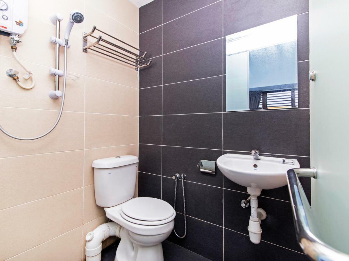 Oyo 220 Hotel Sri Maluri Куала Лумпур Екстериор снимка