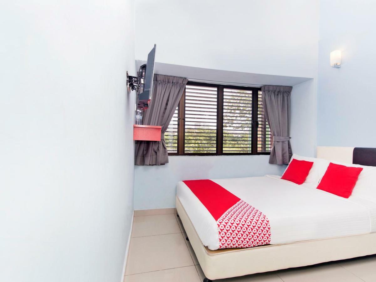 Oyo 220 Hotel Sri Maluri Куала Лумпур Екстериор снимка