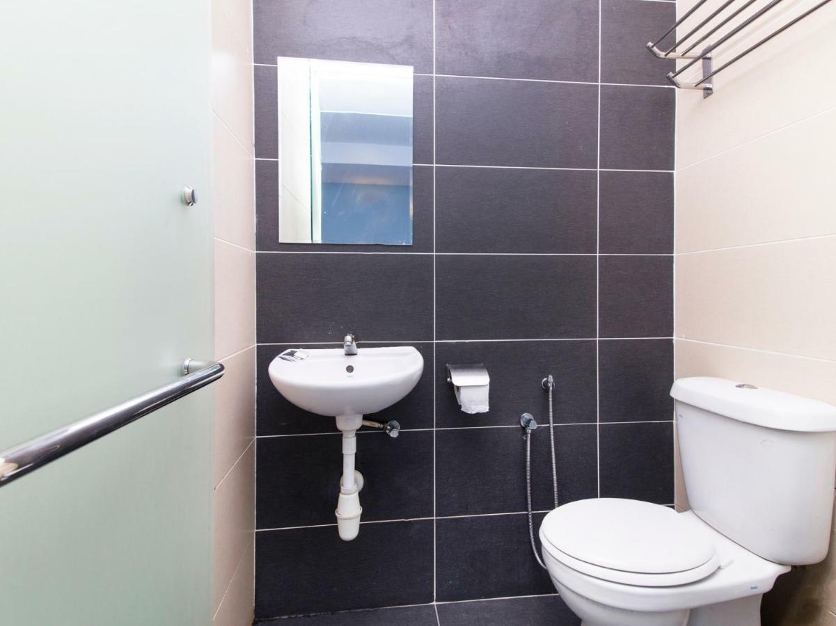 Oyo 220 Hotel Sri Maluri Куала Лумпур Екстериор снимка
