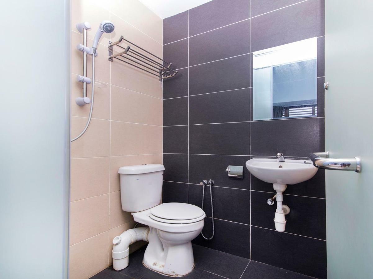 Oyo 220 Hotel Sri Maluri Куала Лумпур Екстериор снимка