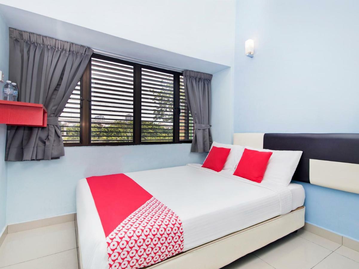 Oyo 220 Hotel Sri Maluri Куала Лумпур Екстериор снимка