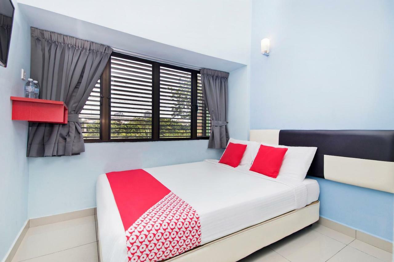 Oyo 220 Hotel Sri Maluri Куала Лумпур Екстериор снимка