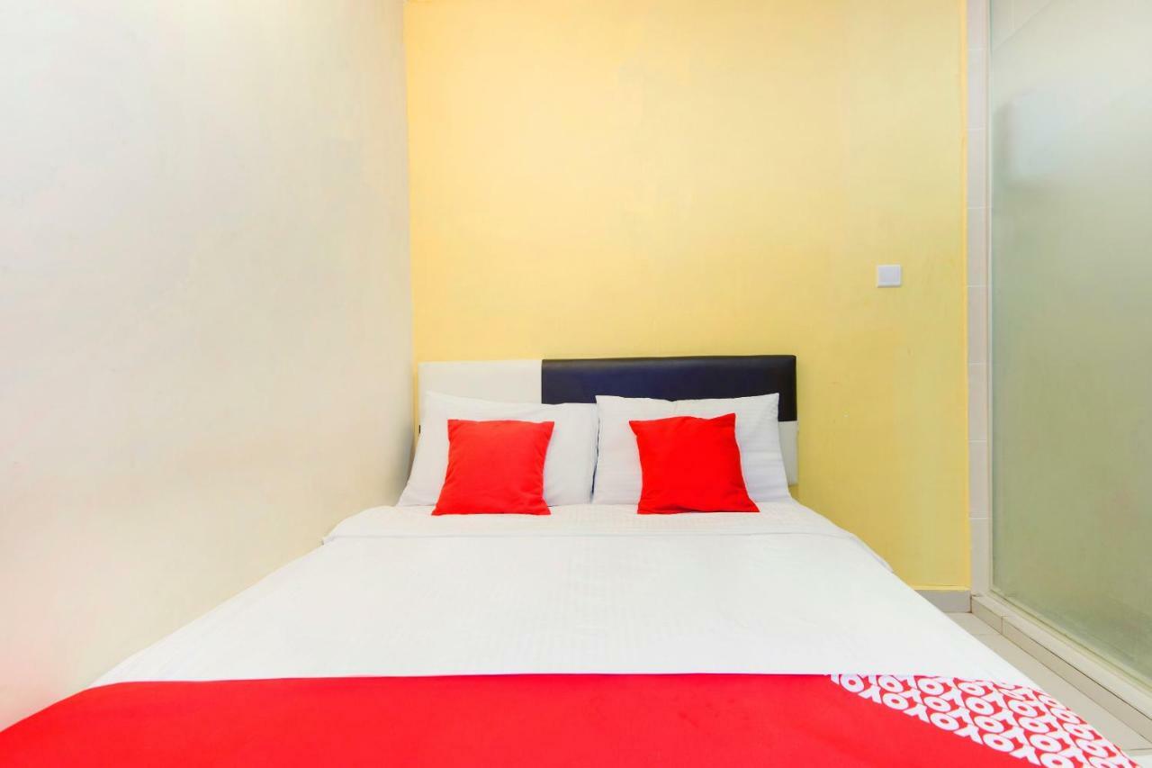 Oyo 220 Hotel Sri Maluri Куала Лумпур Екстериор снимка