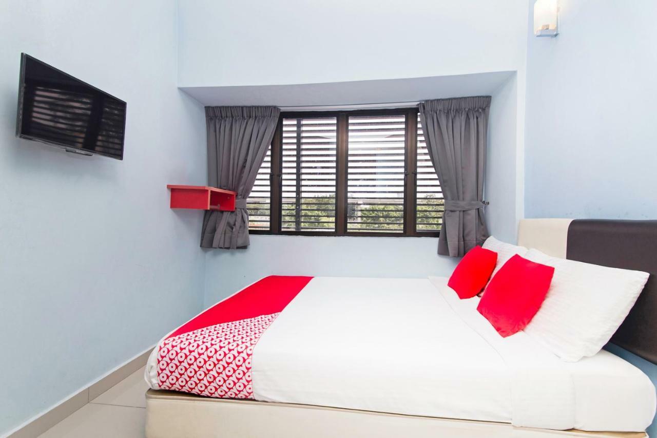 Oyo 220 Hotel Sri Maluri Куала Лумпур Екстериор снимка
