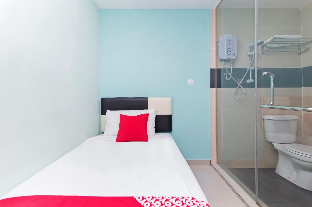 Oyo 220 Hotel Sri Maluri Куала Лумпур Екстериор снимка
