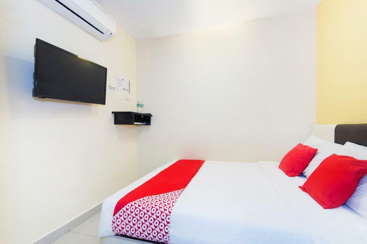 Oyo 220 Hotel Sri Maluri Куала Лумпур Екстериор снимка